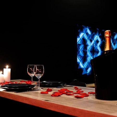 Loveroom O Diable Des Plaisirs Avec Jacuzzi Tourcoing Kültér fotó