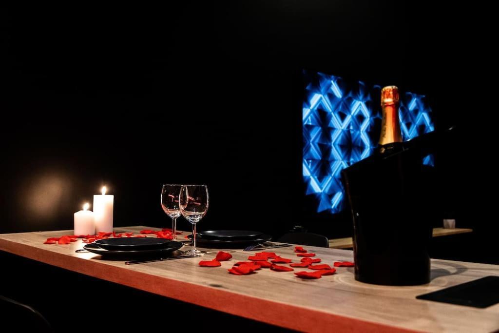 Loveroom O Diable Des Plaisirs Avec Jacuzzi Tourcoing Kültér fotó