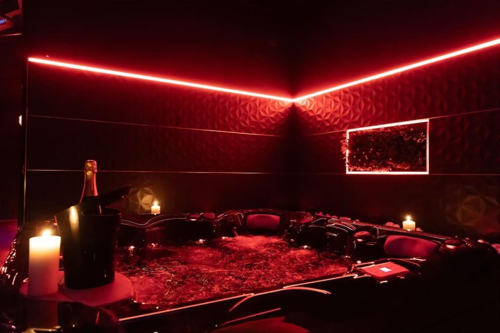 Loveroom O Diable Des Plaisirs Avec Jacuzzi Tourcoing Kültér fotó