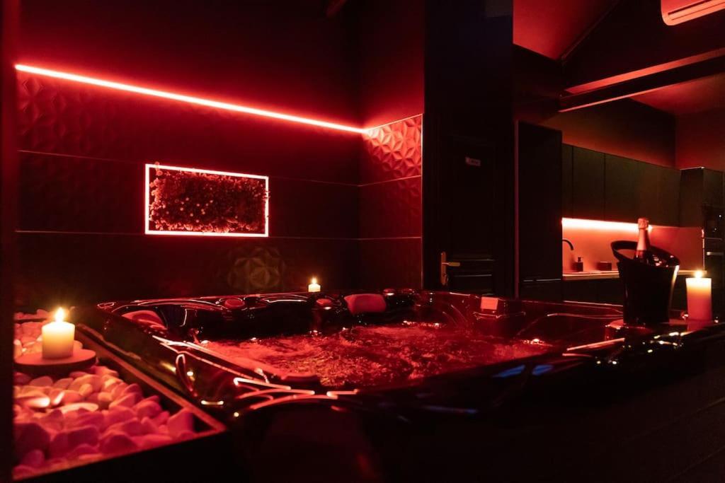 Loveroom O Diable Des Plaisirs Avec Jacuzzi Tourcoing Kültér fotó