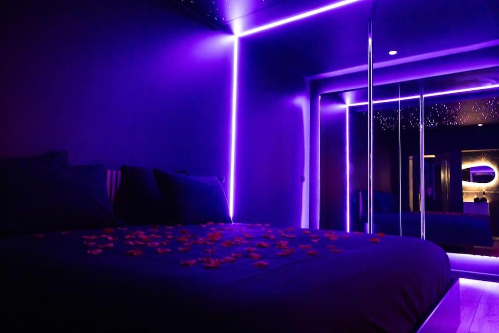 Loveroom O Diable Des Plaisirs Avec Jacuzzi Tourcoing Kültér fotó